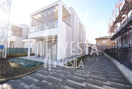 Foto Villa singola in Via Marconi, Lomagna Centro di 225 m² con 4 locali