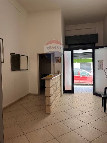 Foto Ufficio in Via Canonico Don Nicola Ragno, Trani di 36 m² con 2 locali