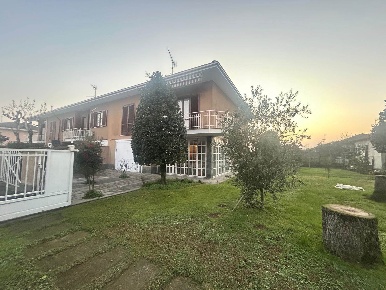 Foto Villa unifamiliare a Gambolò Centro di 200 m² con 4 locali in vendita