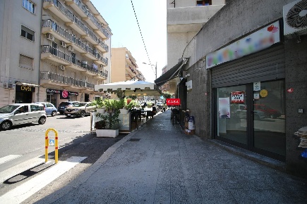 Foto Negozio in Viale dei Lecci 67, Martina Franca di 115 m² con 2 locali