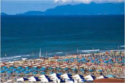 Foto Struttura turistica a Camaiore Lido di Camaiore di 3200 m² in vendita