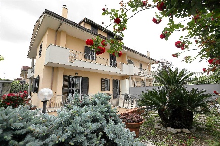 Foto Villa unifamiliare in Via Pavia 15, Casagiove di 128 m² con 8 locali