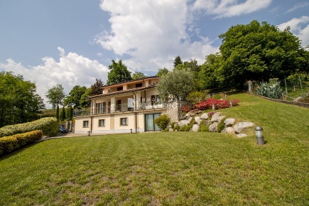 Foto Villa unifamiliare in Via Della Boggia, Ello di 400 m² con 8 locali