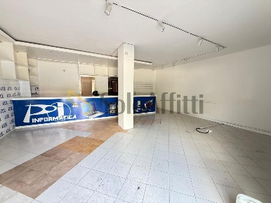 Foto Locale commerciale in Via John Fitzgerald Kennedy 28, Caserta di 94 m²