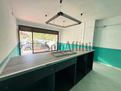 Foto Locale commerciale in Via John Fitzgerald Kennedy 26, Caserta di 40 m²