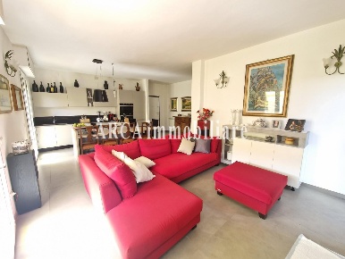 Foto Appartamento a Pietrasanta di 100 m² con 5 locali in vendita