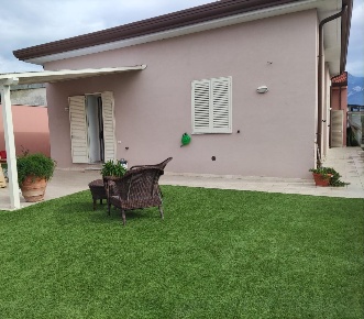 Foto Villa unifamiliare a Carrara Marina di Carrara di 110 m² con 7 locali