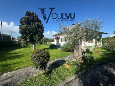 Foto Casa indipendente in Via Catena, Seravezza di 180 m² con 10 locali