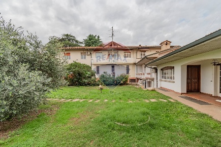 Foto Villa singola in Adua, Passirano Confaloniera di 380 m² con 4 locali