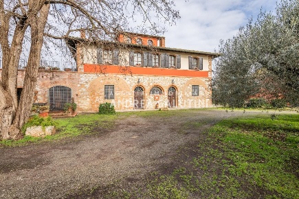 Foto Villa unifamiliare a Pontedera Gello, Pardossi di 800 m² con 27 locali