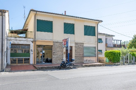 Foto Villa unifamiliare a Cascina Semicentro di 320 m² con 10 locali
