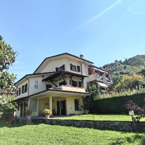 Foto Villa bifamiliare a Montignoso Capanne, Prato di 150 m² con 6 locali