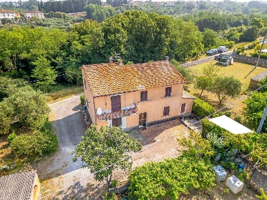 Foto Casa indipendente a Santa Maria a Monte di 235 m² con 8 locali