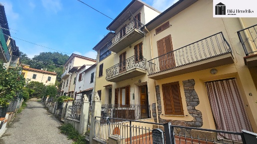 Foto Casa indipendente a Vaiano Centro di 150 m² con 6 locali in vendita