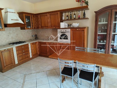 Foto Appartamento a Carrara Avenza di 100 m² con 5 locali in affitto
