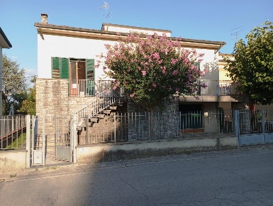 Foto Casa indipendente a San Miniato Ponte a Elsa di 289 m² con 11 locali