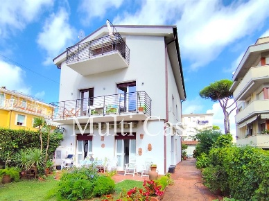 Foto Appartamento a Viareggio Città Giardino di 147 m² con 6 locali