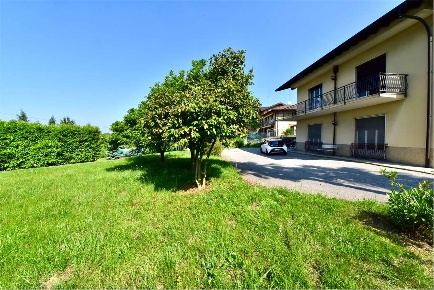 Foto Villa bifamiliare a Capiago Intimiano di 450 m² con 10 locali