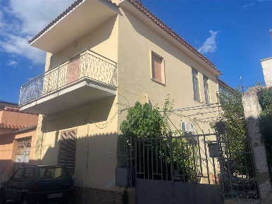 Foto Casa indipendente in Via Milazzo  16, Mondragone di 200 m² in vendita