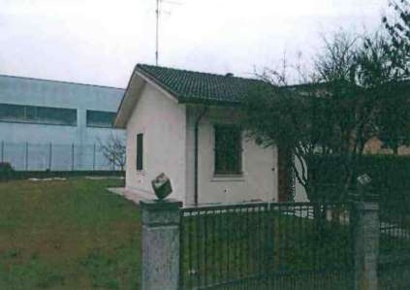 Foto Villa unifamiliare in Via Luigi Cadorna, Viadana di 80 m² con 4 locali