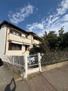 Foto Villa a schiera in VIA GABARDINI 31, Cameri di 120 m² con 4 locali