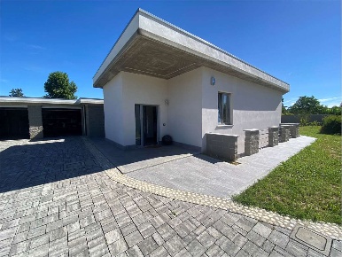 Foto Villa unifamiliare in Strada Longorio, Vigevano di 300 m² con 5 locali