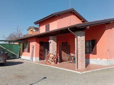 Foto Casa indipendente a Alessandria di 220 m² con 8 locali in vendita