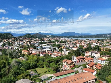 Foto Villa singola a Arona Centro di 250 m² con 5 locali in vendita