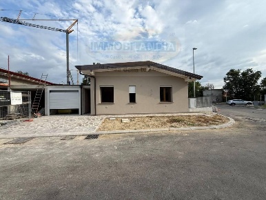 Foto Villa bifamiliare a Comazzo Centro di 156 m² con 4 locali in vendita