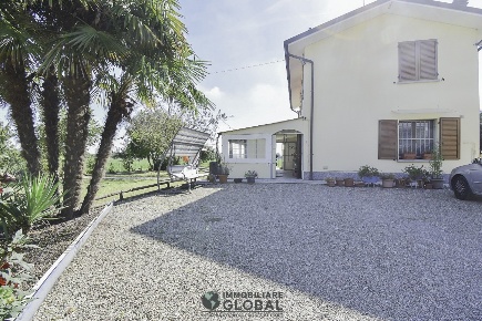 Foto Villa unifamiliare a Modena Crocetta di 174 m² con 5 locali in vendita