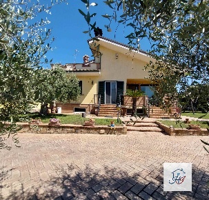 Foto Villa unifamiliare a Anzio Cocchino di 300 m² con 9 locali in vendita