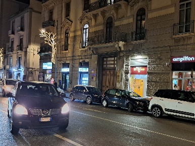 Foto Negozio in Corso Garibaldi, Salerno Centro di 64 m² con 2 locali