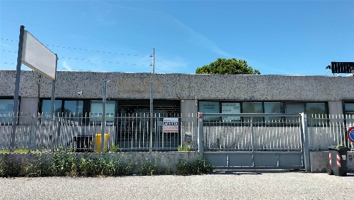 Foto Locale commerciale a Livorno Picchianti di 225 m² con 3 locali