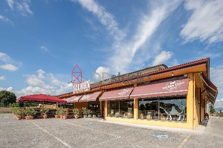 Foto Attività commerciale in via portico 1, Orio al Serio di 900 m²