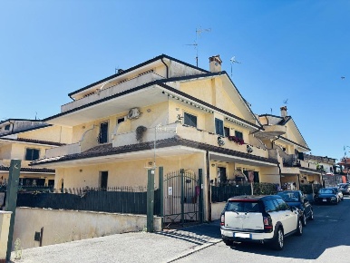 Foto Appartamento in via Papa Paolo VI, Lariano di 100 m² con 4 locali