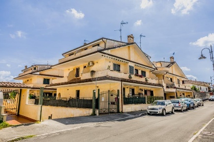 Foto Appartamento in via Papa Paolo VI, Lariano di 100 m² con 4 locali