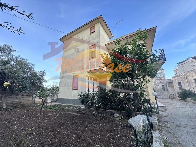 Foto Villa unifamiliare in Via Franca Maria Gianni, Siracusa di 310 m²