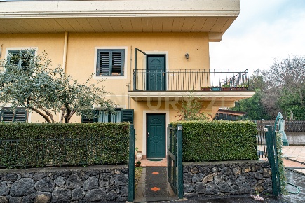 Foto Appartamento in Via Battiati 32, Aci Bonaccorsi Centro di 130 m²