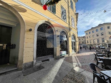 Foto Locale commerciale in Via Carlo Cattaneo, Varese Centro di 110 m²