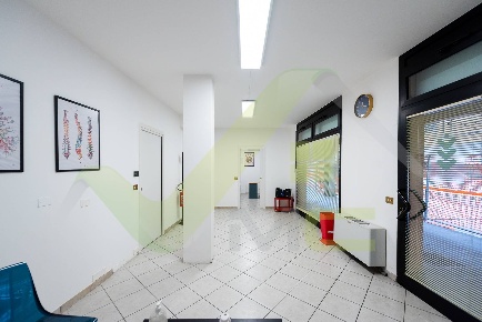 Foto Negozio in Via Agnese Pasta, Melzo di 60 m² con 2 locali in vendita
