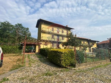 Foto Casa indipendente in via Basilio Silvera, Meina di 300 m² con 5 locali