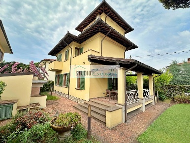 Foto Villa unifamiliare a Pietrasanta di 200 m² con 9 locali in vendita