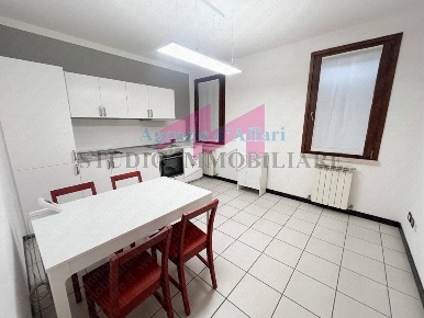Foto Appartamento in via cesare battisti, Castelmassa di 67 m² con 4 locali