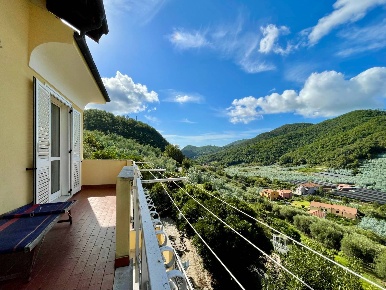 Foto Appartamento in Via Neironi, Tovo San Giacomo di 139 m² con 7 locali