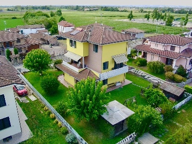 Foto Villa bifamiliare a Alessandria Cabanette di 249 m² con 13 locali