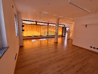 Foto Locale commerciale in via XXV Aprile  1945, Turbigo di 70 m²