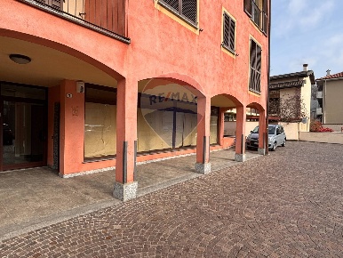 Foto Locale commerciale in via XXV Aprile  1945, Turbigo di 70 m²
