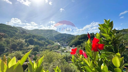 Foto Appartamento in Via Oberdan, Mignanego Centro di 110 m² con 5 locali