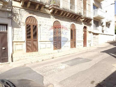 Foto Case semi ndipendenti a Comiso Centro di 130 m² con 7 locali
