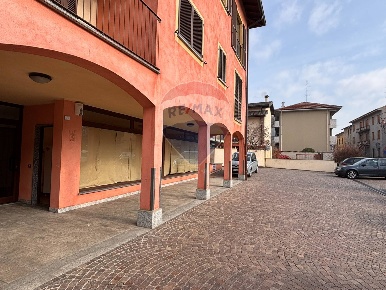 Foto Locale commerciale in via XXV Aprile  1945, Turbigo di 70 m²